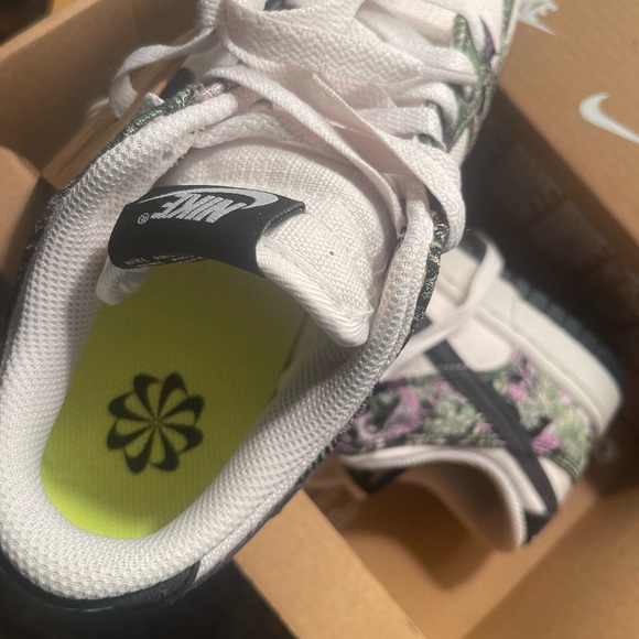 Nike Woman’s Dunk Low Size 7 - Picture 11 of 12